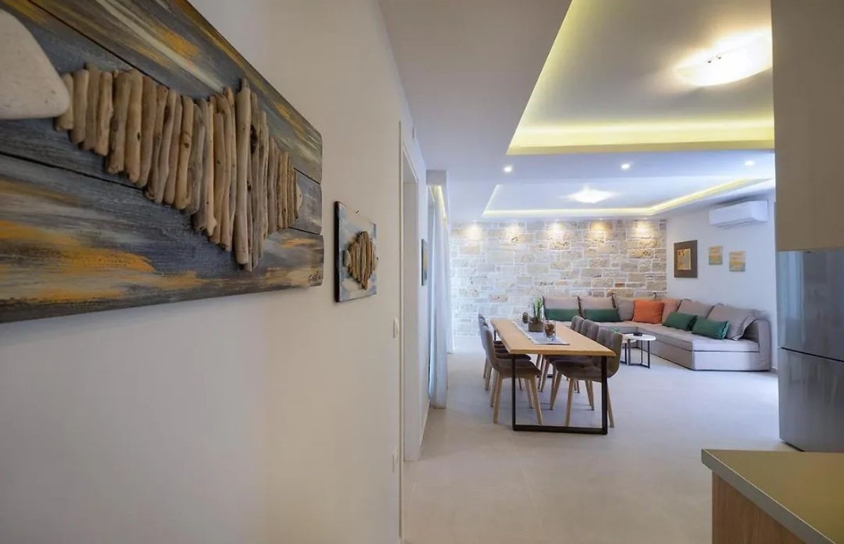 Minimal Chic Retreat Suite - 1