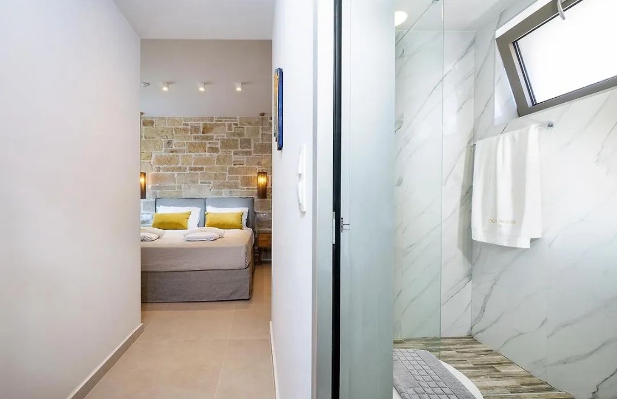Minimal Chic Retreat Suite - 1