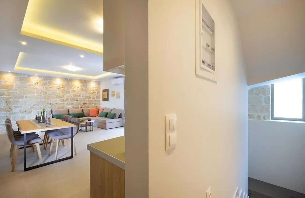 Minimal Chic Retreat Suite - 1