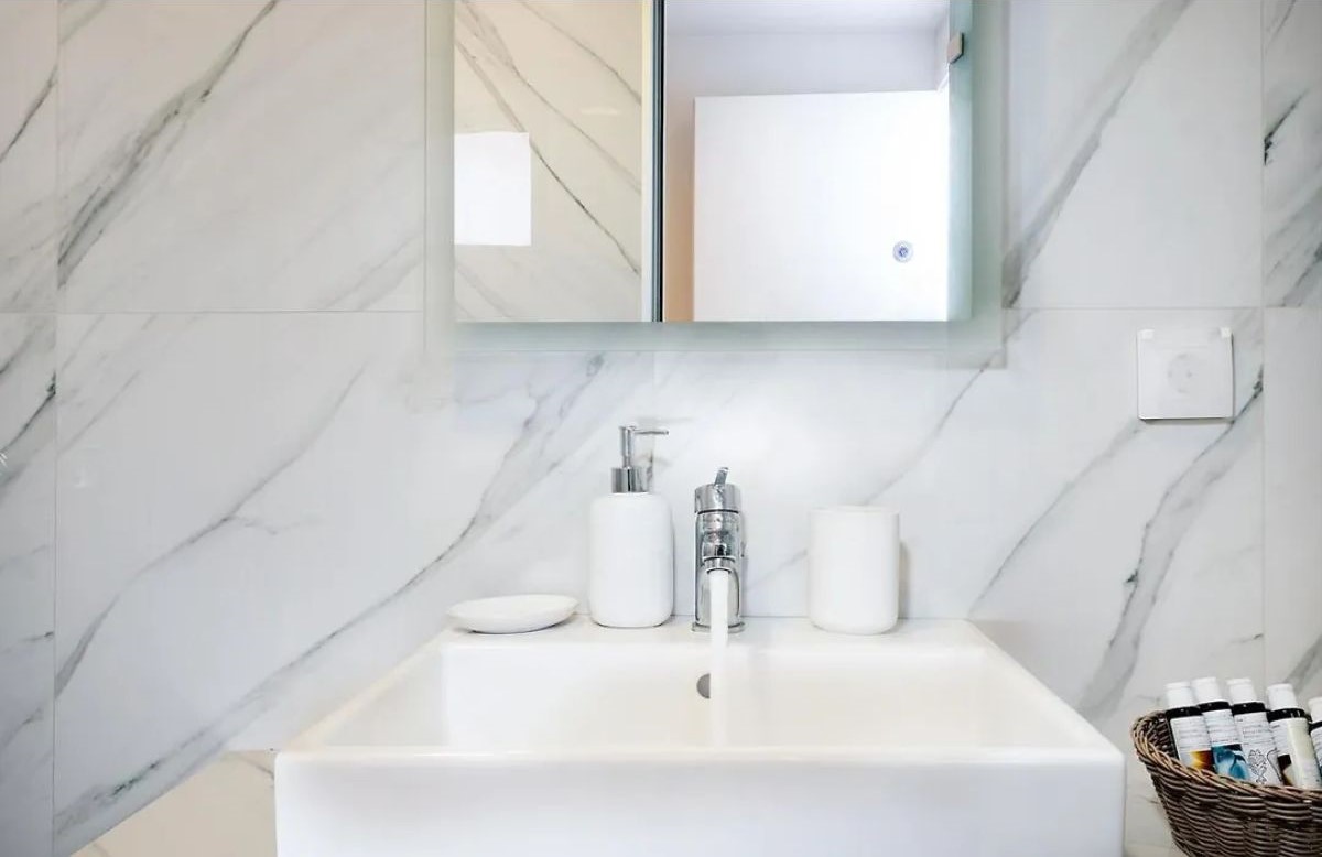 Minimal Chic Retreat Suite - 1