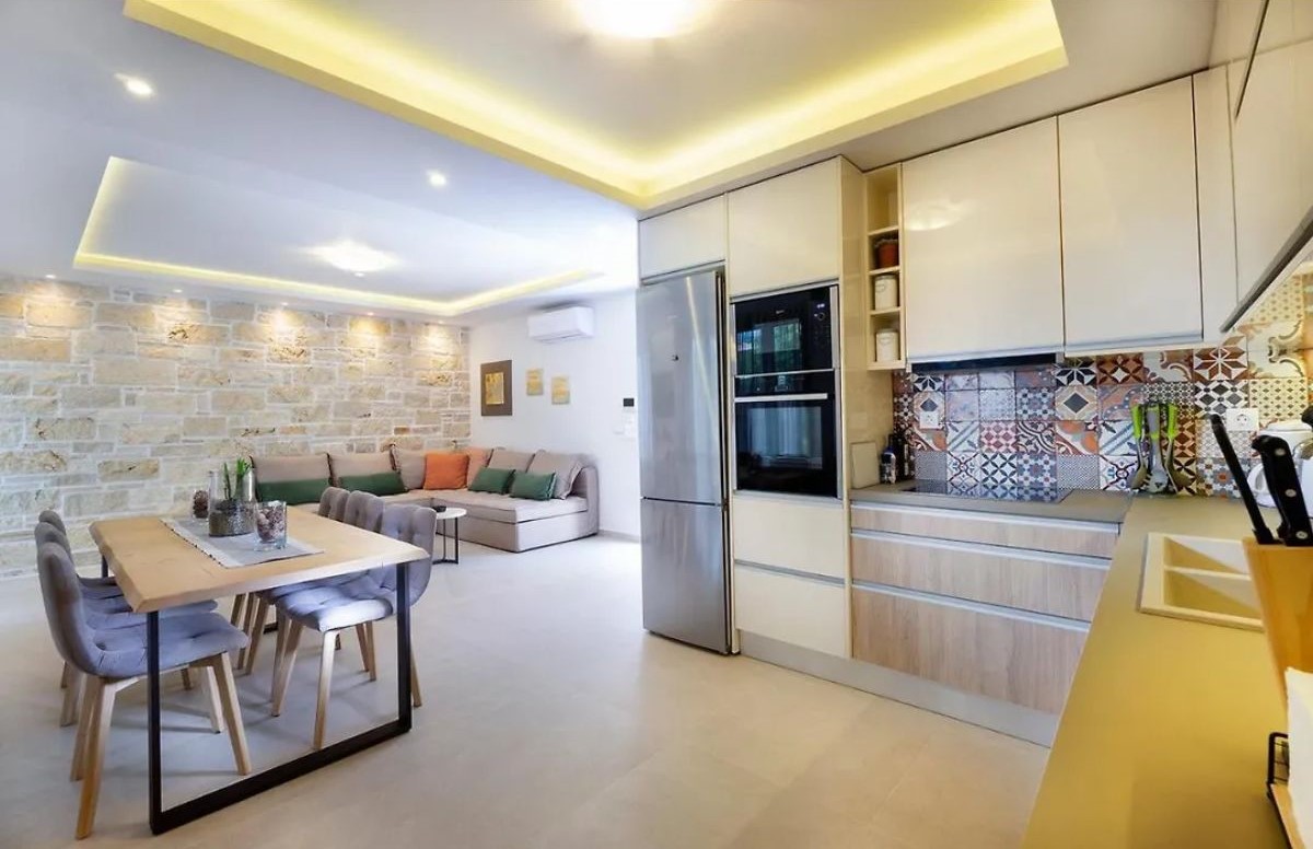 Minimal Chic Retreat Suite - 1